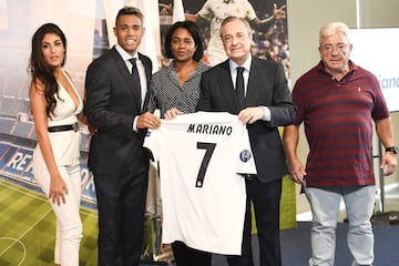Mariano Díaz junto a su familia.