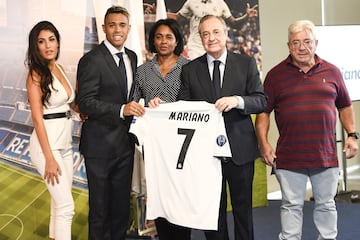 Mariano Díaz junto a su familia. 
