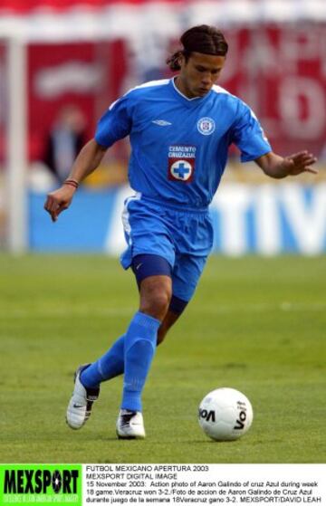 Aarón Galindo debutó con Cruz Azul en el Verano 2002 y permaneció en la Noria hasta el Clausura 2005, lapso en el que el conjunto celeste no llegó a la Final del fútbol mexicano.