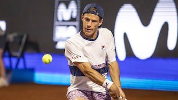 AME8975. SANTIAGO (CHILE), 01/03/2023.- Fotografía cedida por el Chile Open, que muestra al tenista argentino Diego Schwartzman, en acción ante el chileno, Nicolás Jarry, durante el Master 250 de Santiago, hoy en el estadio San Carlos de Apoquindo de Santiago (CHILE). El chileno Nicolas Jarry, el español Jaume Munar, el alemán Yannick Hanfmann y el brasileño Thiago Monteiro se clasificaron hoy para los cuartos de final del abierto ATP 250 de Santiago de Chile al término de la primera jornada de los octavos de final, disputada en la arcilla del complejo jesuita de San Carlos Apoquindo. EFE/ CHILE OPEN ATP DE SANTIAGO / SOLO USO EDITORIAL / SOLO DISPONIBLE PARA ILUSTRAR LA NOTICIA QUE ACOMPAÑA (CRÉDITO OBLIGATORIO)
