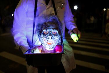 Un hombre disfrazado reacciona durante el desfile anual de Halloween en Greenwich Village, Manhattan, Nueva York.