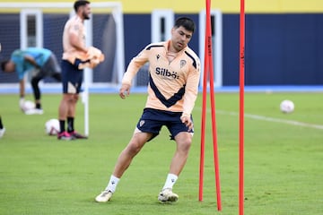 Tomás Alarcón en el entrenamiento del Cádiz CF, hoy miércoles, en la Ciudad Deportiva Bahía de Cádiz.