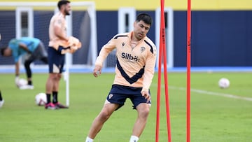 Tomás Alarcón en el entrenamiento del Cádiz CF, hoy miércoles, en la Ciudad Deportiva Bahía de Cádiz.