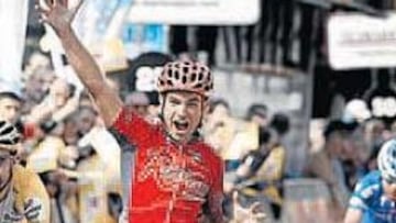 <b>SPRINT REDUCIDO. </b>Vicioso celebra la victoria sobre Patxi Vila (dcha). e Iker Camaño (izda.).