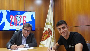 Marcos Luna firma su renovación en presencia de Raúl Sanllehí.