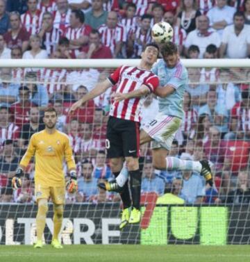 Aduriz de cabeza con Gómez. 