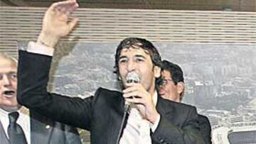 <b>PLETÓRICO. </b>Raúl se arrancó a cantar después de su discurso a todos los invitados a la fiesta del alirón.