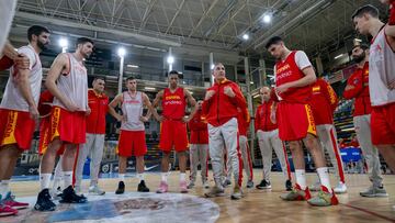 Los jugadores de la Selección escuchan una charla de Sergio Scariolo.