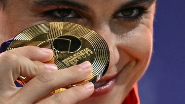 María Pérez muestra su medalla de oro durante la ceremonia de premiación de los 20 kilómetros marcha de los Campeonatos del Mundo de Tokio 2025.