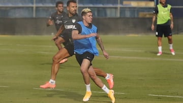 Josua Mej&iacute;as, durante su primer entrenamiento con el M&aacute;laga.