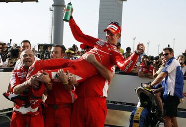 (16 de octubre de 1985). Campeón de MotoGP en 2007 y 2011 y subcampeón en 2008, Stoner, que tuvo que tomar la ardua decisión de retirarse de la competición a finales de 2012 por su síndrome de fatiga crónica, ocupa la última posición en esta tabla gracias al triunfo que consiguió en el Gran Premio de Qatar 2007 con 21 años y 145 días. Una temporada donde el australiano repetiría este éxito en Turquía, China, Cataluña, Gran Bretaña, Estados Unidos, República Checa, San Marino, Australia y Malasia para vencer a Dani Pedrosa y Valentino Rossi y lograr el único título que ha ganado Ducati en su historia en la categoría reina.