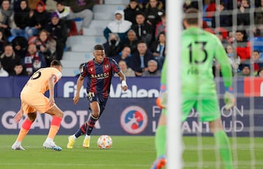 El defensa  lateral derecho del Atlético, Nahuel Molina, trata de evitar el avance de Charly Musonda.