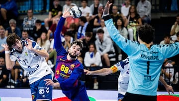 Peter Cikusa dispara a portería en un partido de la Liga Asobal entre el Barça y el Granollers.