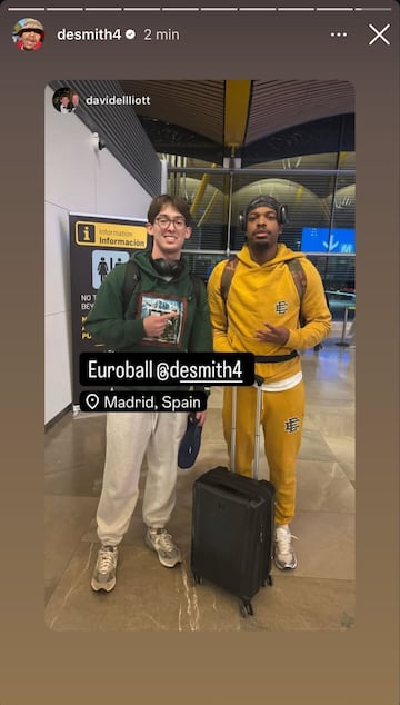 Dennis Smity, en el aeropuerto de Barajas, con un aficionado.