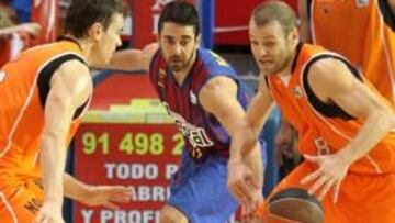 <b>ÚNICO ERROR. </b>Laviña le roba el balón a Navarro ante Penney.