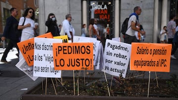 Varias pancartas colocadas en una jardinera tras la manifestación por la defensa de las pensiones públicas y la mejora de los salarios, en la Gran Vía, a 15 de octubre de 2022, en Madrid, (España).  La Confederación General del Trabajo (CGT) ha convocado esta protesta: ‘15 de Octubre: Más motivos que nunca’ para que las pensiones y los sueldos de los trabajadores se adecuen al Índice de Precios al Consumo (IPC) real y se recupere el poder adquisitivo. Además, desde la CGT indican que la nueva reforma anunciada por el ministerio de Inclusión, Seguridad Social y Migraciones pretende modificar el período de cálculo de las pensiones aumentando el número de años necesarios para la cuantificación de la pensión, que supondría alargar el período de cálculo, de 25 a 35 años, y una pérdida económica entre un 7 % y un 10 %.
15 OCTUBRE 2022;PROTESTA;CONCENTRACIÓN;MANIFESTACIÓN REIVINDICACIÓN;SERVICIOS PÚBLICOS;PODER ADQUISITIVO;MARCHA;
Fernando Sánchez / Europa Press
15/10/2022