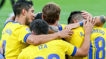 Los jugadores del C&aacute;diz celebran el tanto de Salvi ante el Sevilla.