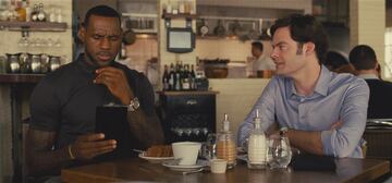 LeBron James se interpretó a sí mismo en 'Trainwreck', haciendo de mejor amigo de Bill Hader, obsesionado con compartir la cuenta del restaurante y dar consejos amorosos mientras soltaban chistes sobre los Cleveland Cavaliers, acabando por confesar su lado más tierno con unas palomitas y un partidillo de baloncesto improvisado.