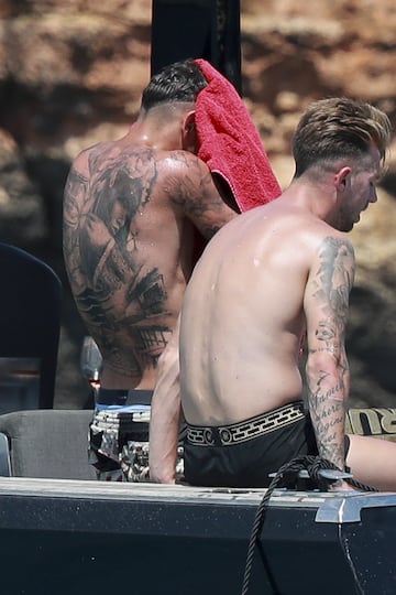 El lateral izquierdo del Real Madrid Theo Hern¨¢ndez se encuentra de vacaciones en Ibiza junto a sus amigos y pareja para relajarse antes de decidir su futuro.