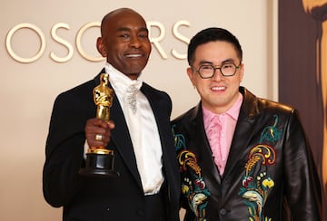 Paul Tazewell posa con el Oscar al mejor vestuario por 'Wicked', cinta de  Jon M. Chu