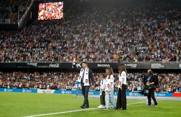 David Villa con su familia en el c¨¦sped de Mestalla.
