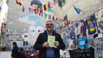 Tomasso Mandato, en el mural de Maradona en el Quarteri Spagnolo de Nápoles.