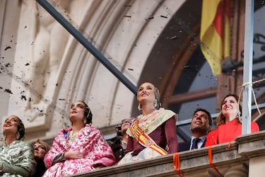El líder regional de Valencia, Carlos Mazón, observa mientras asiste al último día del Festival de las Fallas en Valencia.