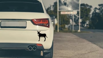 ¿Por qué muchos coches llevan la pegatina de un burro en la parte trasera?