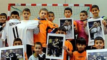 <b>JUEGO A CUBIERTO. </b>Por la nieve, los niños del Bron tuvieron que jugar el fin de semana en el único pabellón del barrio. Todos son fanáticos de su ídolo Benzema.