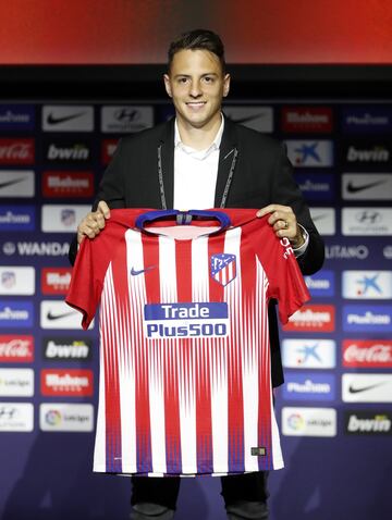 Santiago Arias receives his Atlético Madrid shirt.