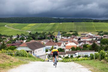 Cicloturista recorre el tramo de tierra de Baroville que atravesarán los competidores durante la etapa 9 que da comienzo y termina en el mismo lugar, Troyes.