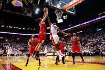 Miami 86 - Bulls 93 (0-1). Joakim Noah jugador de los Chicago Bulls intenta encestar ante Mario Chalmers de los Miami.