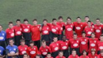 <b>FOTO DE FAMILIA. </b>La temporada pasada los diferentes equipos de cantera del Atlético posaron para AS. Algunos jugadores han recalado a través de los clubes convenidos.