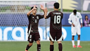 GR5021.VALPARAÍSO (CHILE), 04/10/2025.- Gilberto Mora (i) y Obed Vargas de México celebran un gol este sábado, en un partido del grupo C de la Copa Mundial Sub-20 entre México y Marruecos en el estadio Elías Figueroa Brander, en Valparaíso (Chile). EFE/ Osvaldo Villarroel
