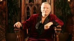 Hugh Hefner, el fundador del Imperio Playboy, sentado en una silla tallada de madera