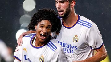Peter celebra con Theo Zidane su segundo gol al Villarreal B.