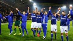 Los jugadores del Schalke celebran el empate conseguido contra el Dortmund.