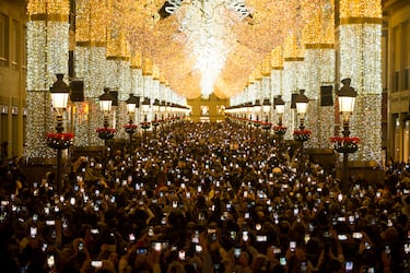 Las luces de Navidad en Málaga se encenderán el viernes 28 de noviembre de 2025 a las 18:30 horas en la calle Marqués de Larios. El espectáculo de luces y sonido en esa calle tendrá pases adicionales a las 20:00 y 22:00 horas.