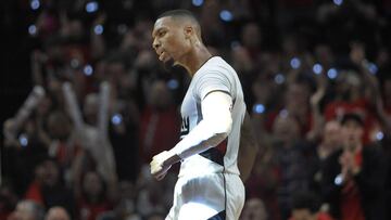 PORTLAND, OR - SEPTEMBER 25: Damian Lillard #0 of the Portland Trail Blazers celebrates after hitting a three point shot late in the fourth quarter of an NBA game against the Utah Jazzat the Moda Center on September 25, 2016 in Portland, Oregon. Lillard scored 39 points as the Blazers won 113-104. NOTE TO USER: User expressly acknowledges and agrees that by downloading and/or using this photograph, user is consenting to the terms and conditions of the Getty Images License Agreement.   Steve Dykes/Getty Images/AFP
 == FOR NEWSPAPERS, INTERNET, TELCOS &amp; TELEVISION USE ONLY ==