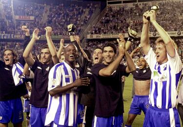 La Copa Intertoto cosechada por el Málaga le convirtió en el primer club andaluz en alzarse con un título europeo, además se ganó el derecho de jugar la Copa de la UEFA. El conjunto malacitano hizo un buen papel, superando al Leeds United y al AEK de Atenas en la fase final, pero el Boavista en cuartos de final frenó el sueño de los andaluces. Casi una década después, Cazorla, Joaquín, Toulalan, Van Nistelrooy, Baptista, Isco… aterrizaron en Málaga para cambiar la historia del club. Y así fue, los hombres de Pellegrini acabaron en cuarta posición para ganarse el billete a la ronda previa de la Champions League. La victoria ante el Panathinaikos colocó al club andaluz entre los 32 mejores equipos del continente. El 'Euro Málaga' se coló en octavos de final como líder de grupo, donde también doblegó al Oporto en octavos de final en La Rosaleda con un 2-0 gracias a los tantos de Isco y Santa Cruz. En cuartos de final, un escándalo arbitral en el partido de vuelta ante el Borussia de Dortmund privó al conjunto andaluz de seguir soñando en grande por Europa.