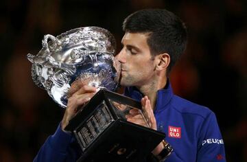 Novak Djokovic besa el trofeo de campeón del Abierto de Australia.