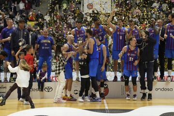 Los jugadores del Barça celebran la consecución del título de la Copa del Rey.