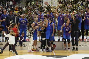 Los jugadores del Bar?a celebran la consecución del título de la Copa del Rey.