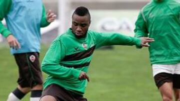 <b>A LA ESPERA. </b>David Mendes, que ayer se entrenó por primera vez con el Castellón, aún no viajó.