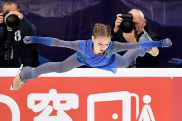 Alexandra Trusova, apodada Sasha, es una de las figuras emergentes del patinaje artístico. Con 15 años (nació en Ryazan el 23 de junio de 2004) ya se ha proclamado campeona del mundo júnior en 2018 y 2019 a nivel individual. Ha competido y volado en la Rostelecom Cup, y fue aclamada por sus compatriotas moscovitas.