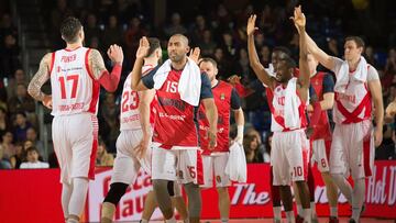 Los jugadores del Baskonia celebra una canasta en un tiempo muerto del partido frente al Barcelona del Palau.