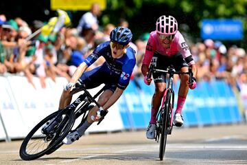 En su segunda etapa, el Tour de LAin (Francia) vivió un final de foto finish y que terminó por los suelos. El ciclista ecuatoriano Alexander Cepeda, en el esprint, se llevó la victoria por delante del australiano Michael Storer, que cayó sobre la línea de meta. El corredor del Groupama, tras el impacto, se deslizó durante varios metros.