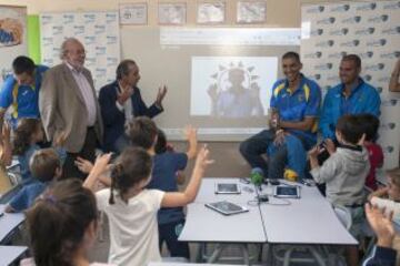 Los niños dedicaron una canción en inglés a los jugadores y a Vidorreta.