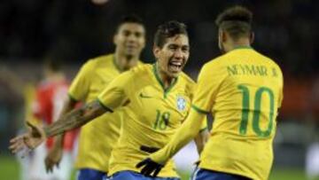 Firmino celebra con Neymar su tanto ante Austria.