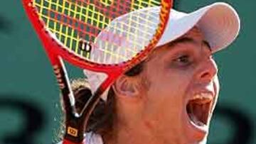 <b>RAQUETA AL CIELO</B>. Gaudio estrenó su palmarés en un Grand Slam y lo celebró lanzando su raqueta al aire.